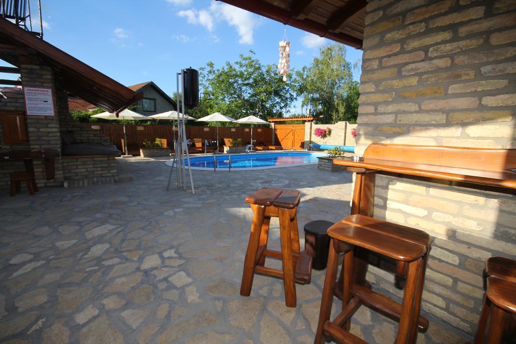 Guest House Vila Alexandar Palić Exterior foto